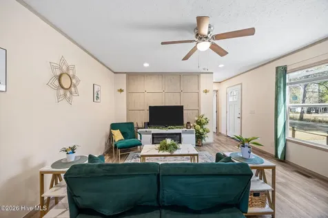 728 James Street Hubert NC 28539