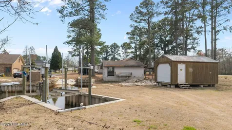 16 Port Side Lane Belhaven NC 27810