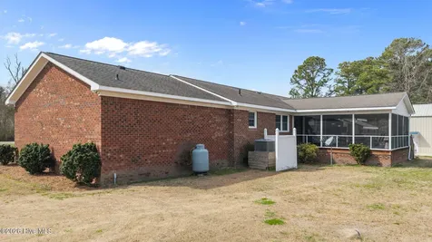 16 Port Side Lane Belhaven NC 27810