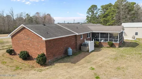 16 Port Side Lane Belhaven NC 27810