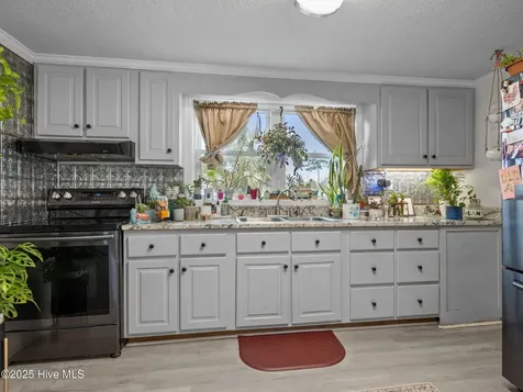 1697 Freedom Way Hubert NC 28539
