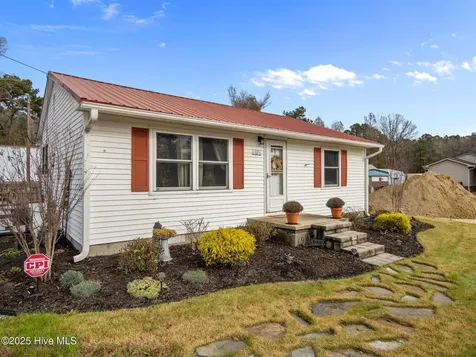 1697 Freedom Way Hubert NC 28539