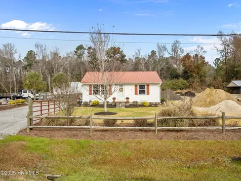 1697 Freedom Way Hubert NC 28539