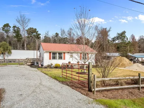 1697 Freedom Way Hubert NC 28539