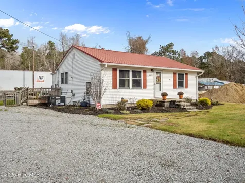 1697 Freedom Way Hubert NC 28539