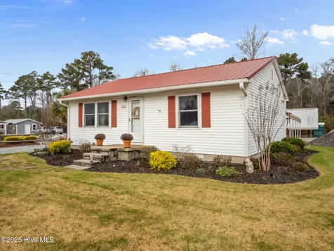 1697 Freedom Way Hubert NC 28539