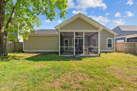 46 E Cloverfield Lane Hampstead NC 28443