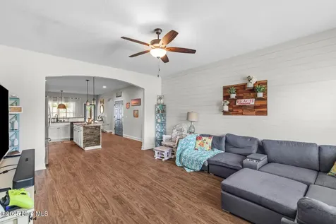 46 E Cloverfield Lane Hampstead NC 28443