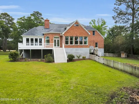 611 Creekwood Drive Trent Woods NC 28562
