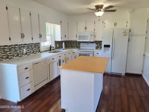 1932 Hullwood Drive Kinston NC 28504