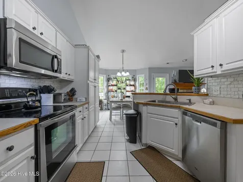 405 W Regent Court Jacksonville NC 28546