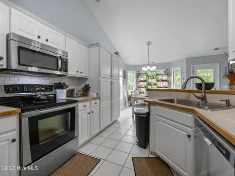 405 W Regent Court Jacksonville NC 28546