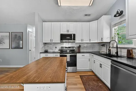 104 Pine Needle Drive Hubert NC 28539