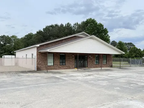 906 N Breazeale Avenue Mount Olive NC 28365