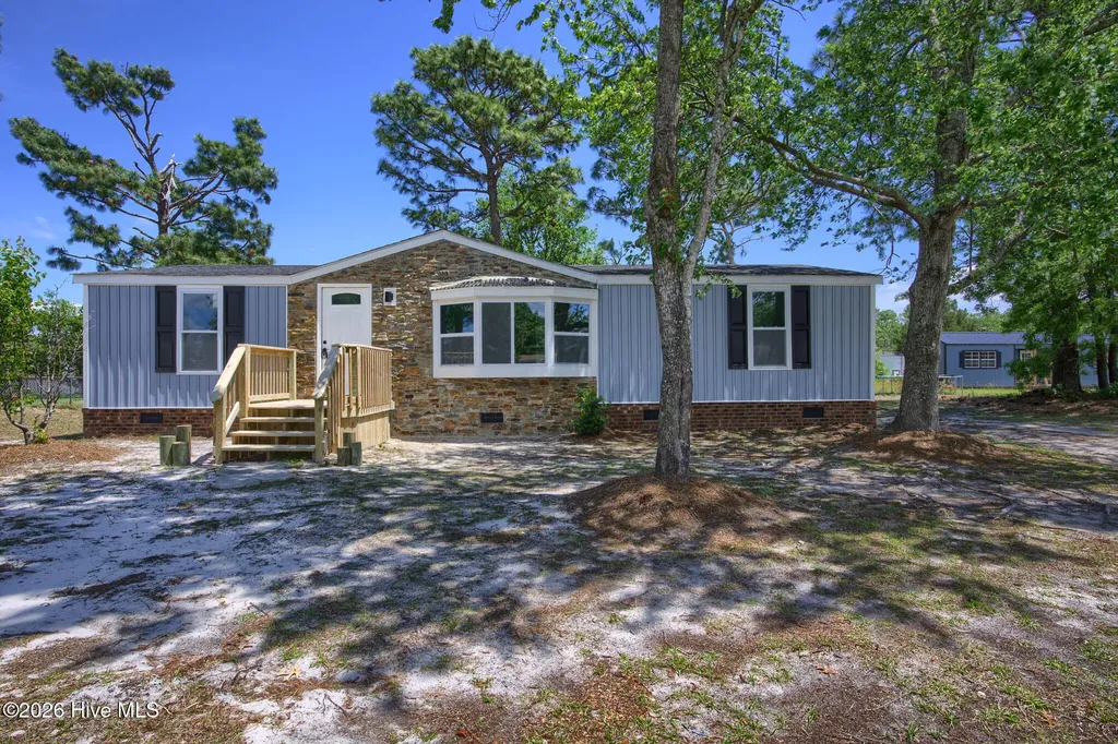 108 N Queens Street Hubert NC 28539