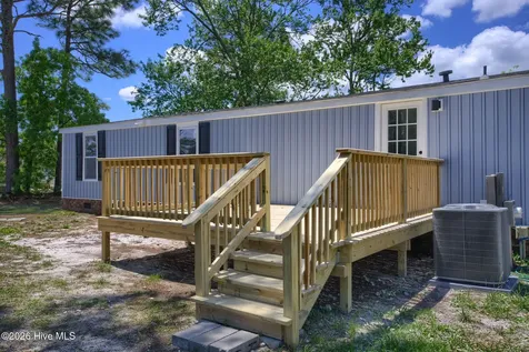 108 N Queens Street Hubert NC 28539
