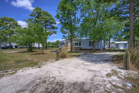108 N Queens Street Hubert NC 28539