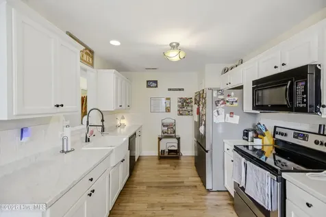 104 Van Riggs Road Hubert NC 28539
