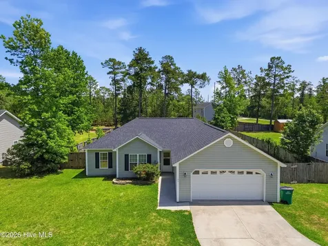 104 Van Riggs Road Hubert NC 28539