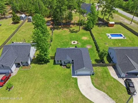 104 Van Riggs Road Hubert NC 28539