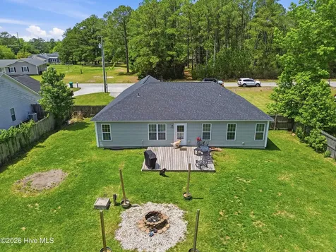104 Van Riggs Road Hubert NC 28539