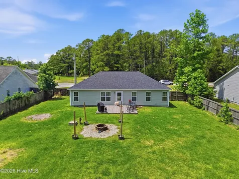 104 Van Riggs Road Hubert NC 28539
