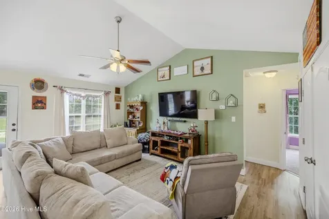 104 Van Riggs Road Hubert NC 28539