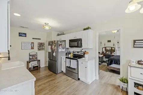 104 Van Riggs Road Hubert NC 28539