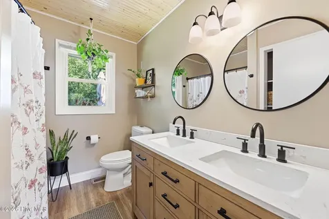 124 Humphrey Boulevard Richlands NC 28574