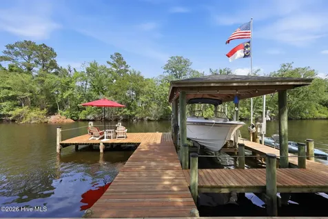 2406 Harbor Island Road New Bern NC 28562
