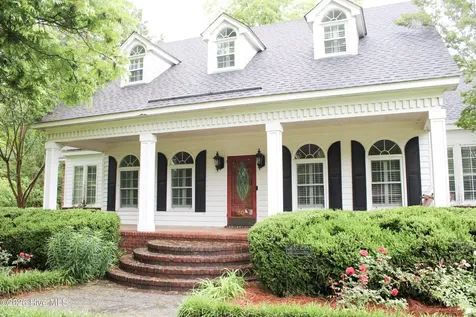 609 Robeson Avenue Lake Waccamaw NC 28450