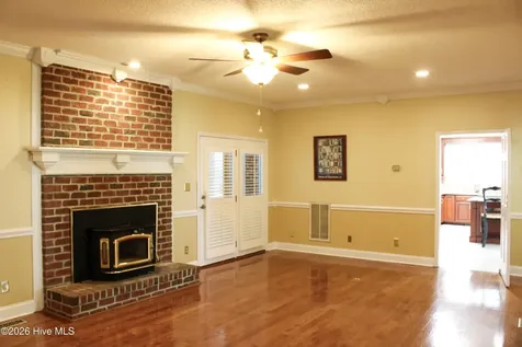 609 Robeson Avenue Lake Waccamaw NC 28450