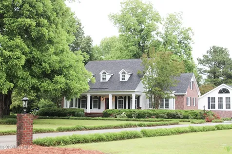 609 Robeson Avenue Lake Waccamaw NC 28450