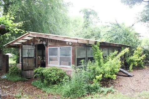 609 Robeson Avenue Lake Waccamaw NC 28450