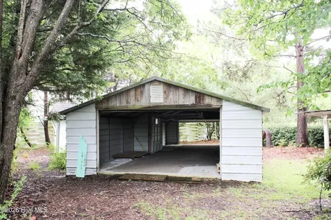 609 Robeson Avenue Lake Waccamaw NC 28450