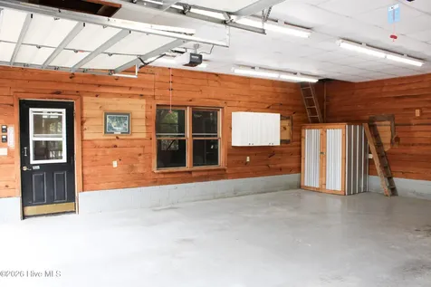 609 Robeson Avenue Lake Waccamaw NC 28450