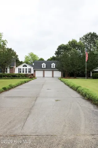 609 Robeson Avenue Lake Waccamaw NC 28450
