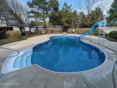609 Robeson Avenue Lake Waccamaw NC 28450