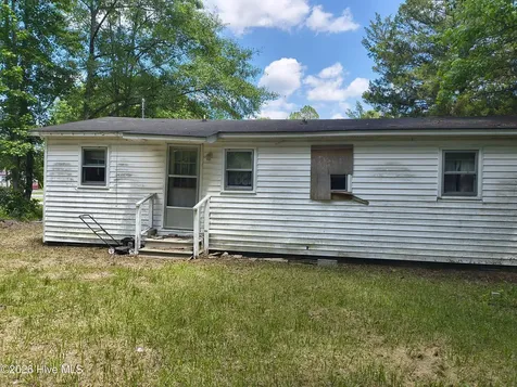 104 Maple Avenue Maysville NC 28555
