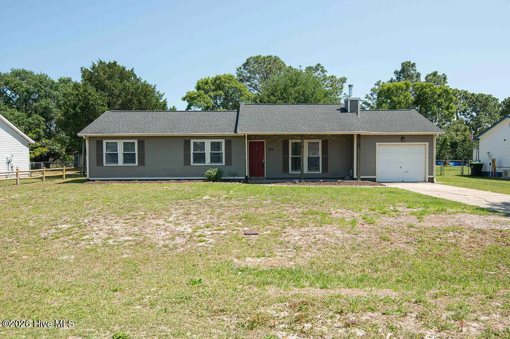212 W Volant Street Hubert NC 28539