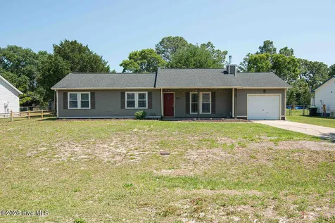 212 W Volant Street Hubert NC 28539