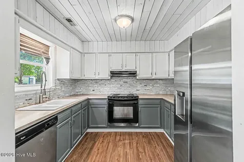 212 W Volant Street Hubert NC 28539