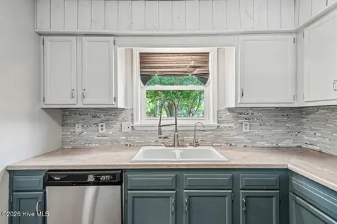 212 W Volant Street Hubert NC 28539