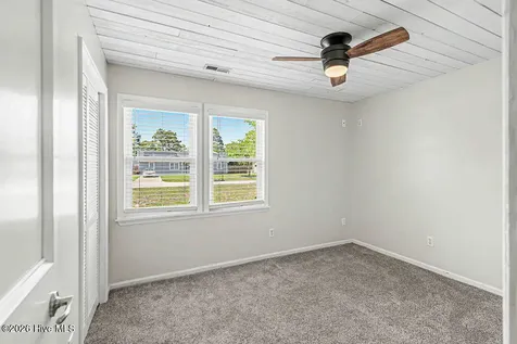 212 W Volant Street Hubert NC 28539