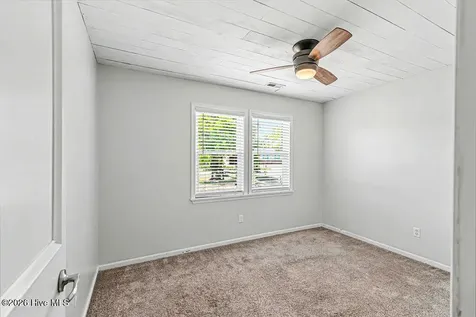 212 W Volant Street Hubert NC 28539
