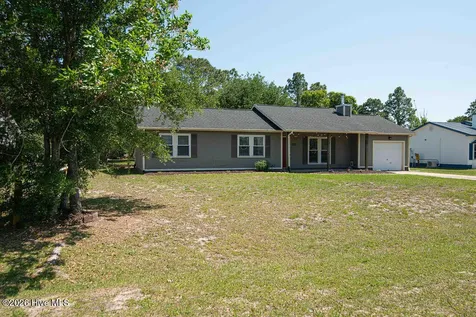 212 W Volant Street Hubert NC 28539