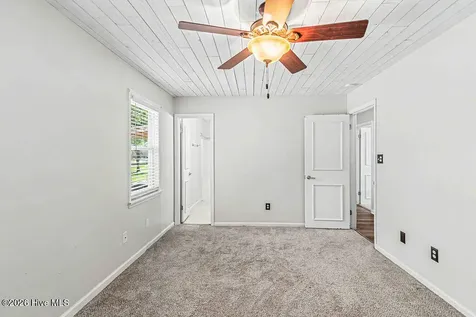 212 W Volant Street Hubert NC 28539
