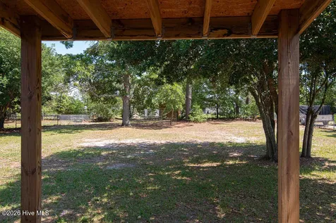 212 W Volant Street Hubert NC 28539