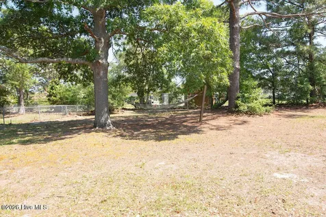 212 W Volant Street Hubert NC 28539