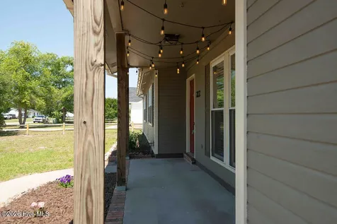 212 W Volant Street Hubert NC 28539